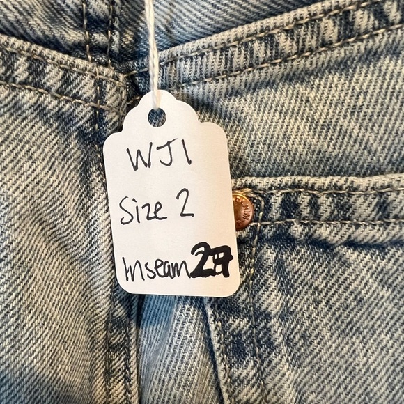 B7.9 H&M Boyfriend Low Ripped Distressed Light Wash Jeans • Inseam 27 - Picture 6 of 9